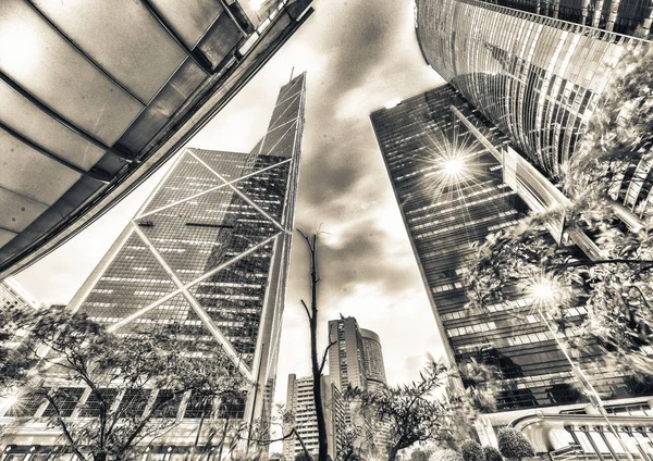 Hong kong downtown skyskrapor på natten — Stockfoto