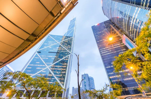 Hong kong downtown skyskrapor på natten — Stockfoto