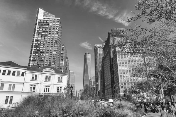 纽约-2015年10月: 游客沿曼哈顿街道。的 c — 图库照片