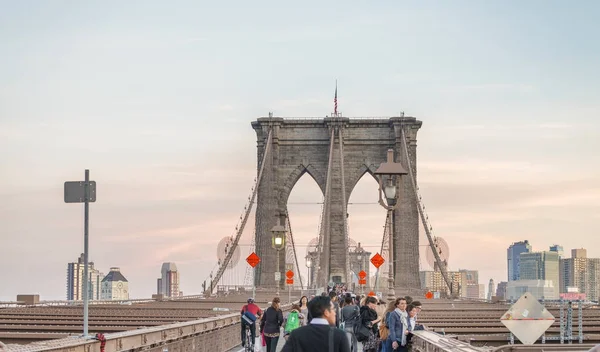 NOVA IORQUE - OUTUBRO 2015: Turistas ao longo da Ponte de Brooklyn. O cito — Fotografia de Stock