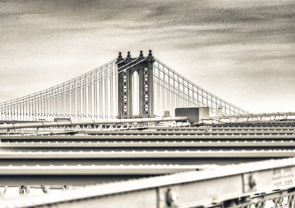 Manhattan Bridge från Brooklyn Bridge, New York City — Stockfoto