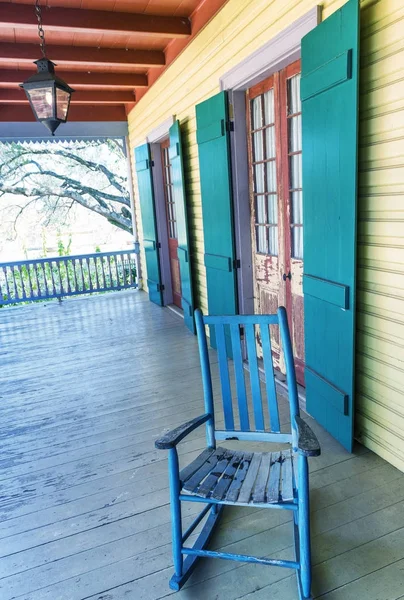 Krzesło drewniane i kolorowa architektura Karaibów — Zdjęcie stockowe