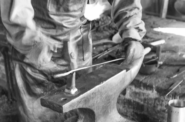 Desenfoque Chispas de soldadura industrial. Hombre trabajador molienda hierro y — Foto de Stock