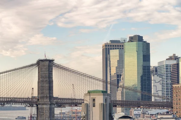 Brooklyn Köprüsü ve Manhattan ufuk çizgisi — Stok fotoğraf