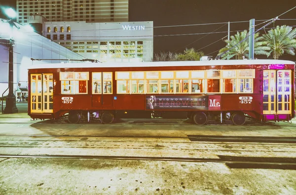 New orlean, la - Januar 2016: neue orlean Straßenbahn in der Nacht. — Stockfoto