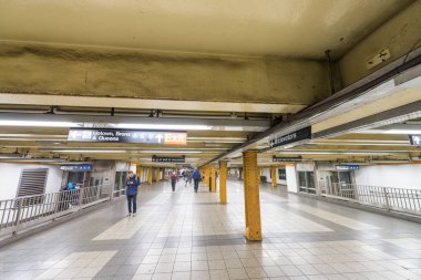 New York - Ekim 2015: Turist Metro İstasyonu'na içinde. CIT