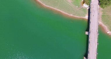 Dağ yolu ek yükü havadan görünümü