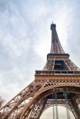 Bulutlu bir kış gününde Eyfel Kulesi - Paris