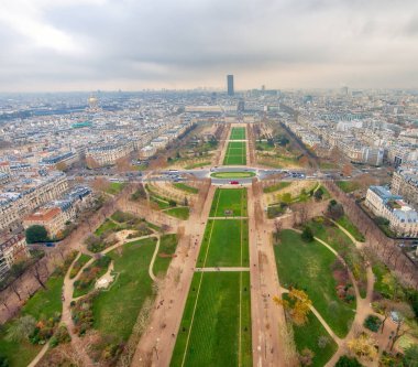 Bir bulutlu kış gününde Champs de Mars ile Paris hava manzarası,