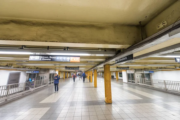 NEW YORK - OCTOBRE 2015 : Touristes à l'intérieur de la station de métro. Le cit — Photo