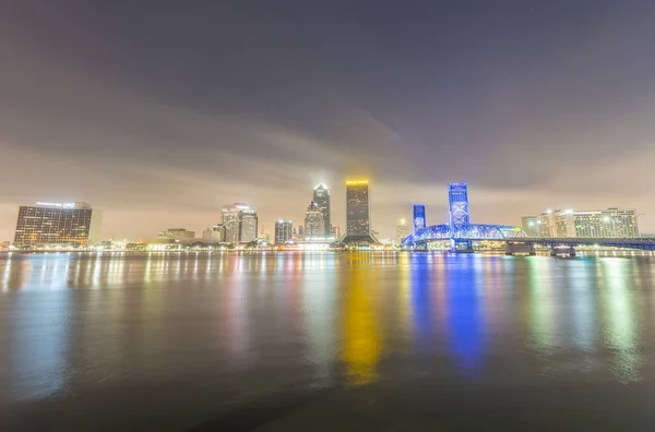 JACKSONVILLE, FL - JANUARY 2016: City skyline at night. This is — Stock Photo, Image