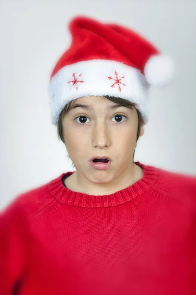 Menino com chapéu de Natal com boca aberta espantado — Fotografia de Stock