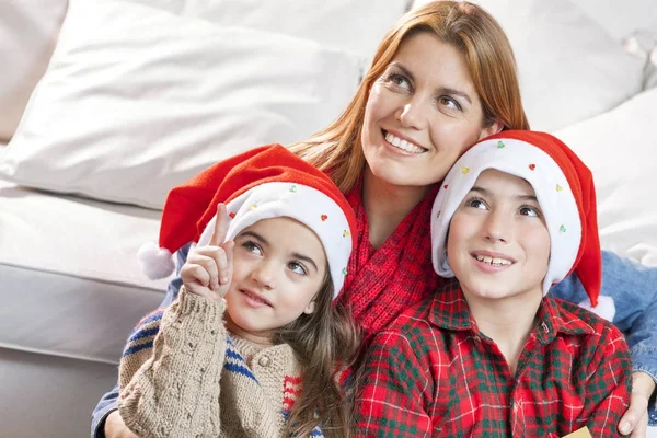 Madre con figlio e figlia per Natale a casa — Foto Stock