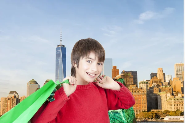 Menino feliz com sacos de presente compras em Nova York — Fotografia de Stock