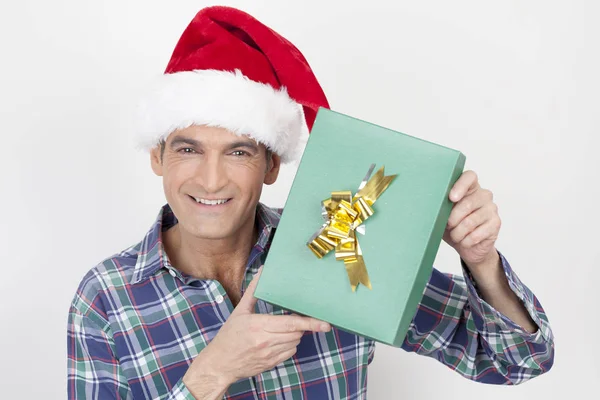 Glücklicher Mann mit Weihnachtsgeschenk, isoliert auf weißem Hintergrund — Stockfoto