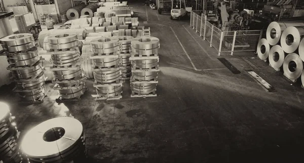 Warehouse industrial enterprise. The storage of steel coils of r — Stock Photo, Image