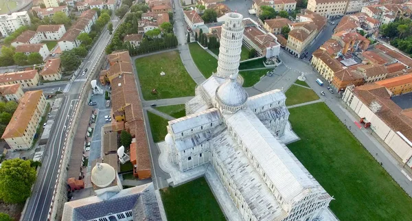 Piazza dei Miracoli a Pisa con le case circostanti. Vista aerea o — Foto Stock