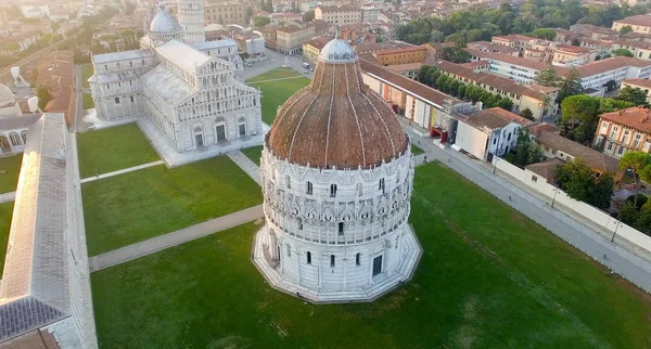 Square of Miracles i Pisa med omkringliggende hjem. Sett fra luften o – stockfoto