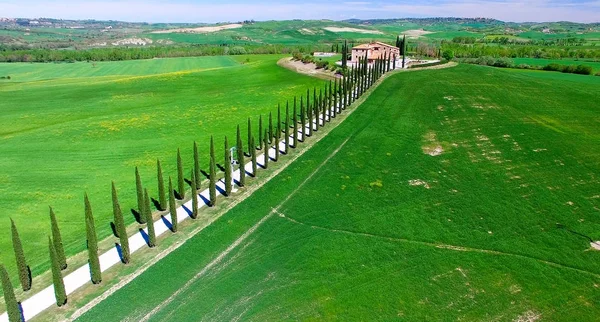 Prachtige kleuren van Toscane, luchtfoto in lente seizoen — Stockfoto