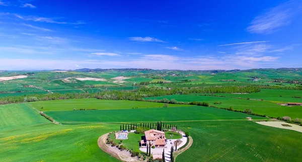Красивые цвета Тосканы, вид с воздуха в весенний сезон — стоковое фото