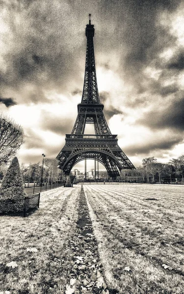 Vista infrarroja de la Torre Eiffel desde el parque Champs de Mars, París — Foto de Stock