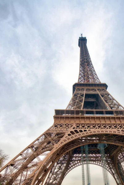 De Eiffeltoren op een bewolkte winterdag - Parijs — Stockfoto