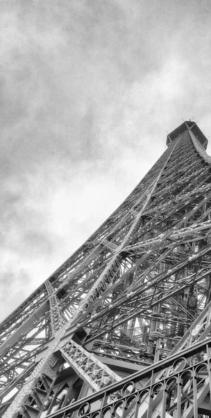 Torre Eiffel, vista al cielo en un día nublado - París —  Fotos de Stock