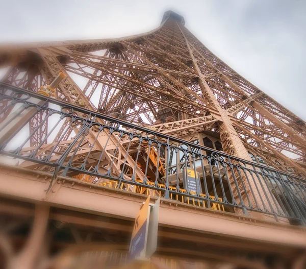 Eiffeltoren top structuur, hemelwaarts uitzicht op een bewolkte dag - Parijs — Stockfoto