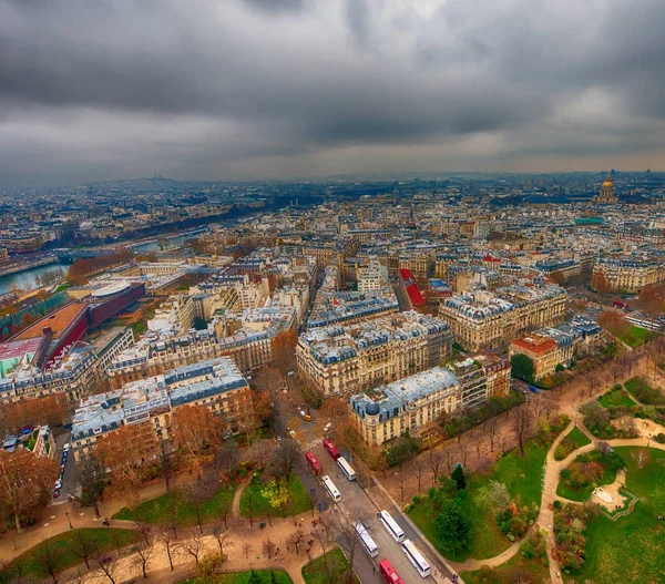 Skyline aereo di Parigi con il fiume Senna in una giornata invernale nuvolosa, Fr — Foto Stock