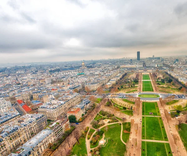 Luchtfoto skyline van Parijs met de Champs de Mars op een winterse bewolkte dag, — Stockfoto