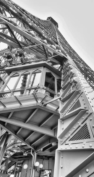 Εσωτερική μεταλλική δομή του Πύργου του Άιφελ στο Παρίσι - Γαλλία — Φωτογραφία Αρχείου
