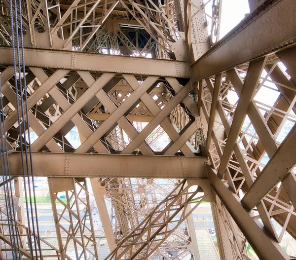 Inre metalliska struktur av Eiffeltornet i Paris, Frankrike — Stockfoto