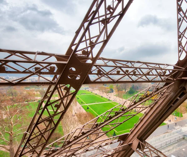 Interne metallische Struktur des Eiffelturms in Paris - Frankreich — Stockfoto