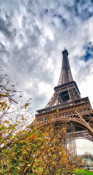 Vista panoramica della Torre Eiffel in una giornata invernale nuvolosa - Francia — Foto Stock