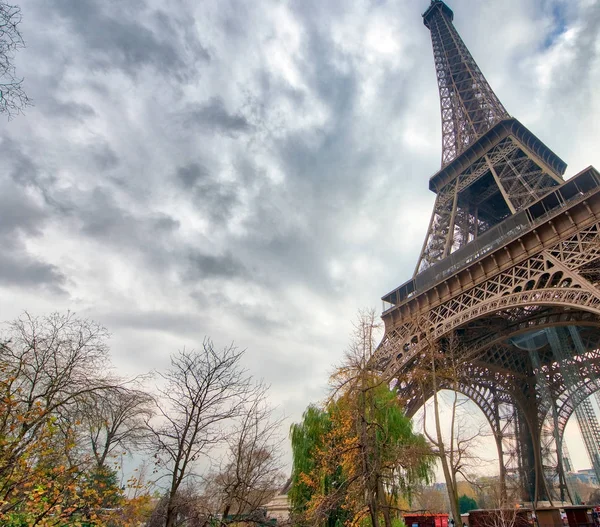 Vue vers le ciel de la Tour Eiffel par une journée nuageuse d'hiver - France — Photo