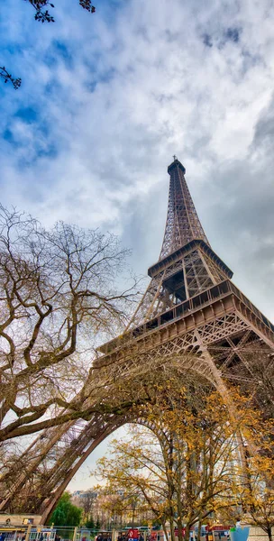 Hemelwaarts uitzicht op de Eiffeltoren op een bewolkte winterdag - Frankrijk — Stockfoto