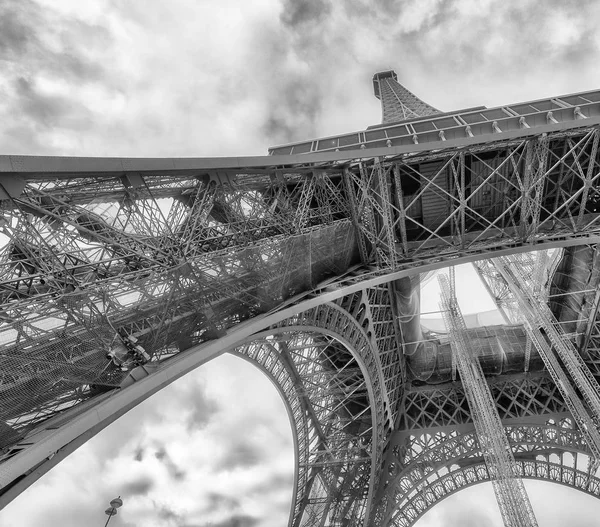 Skyward view of Eiffel Tower on a cloudy winter day - France — Stock Photo, Image