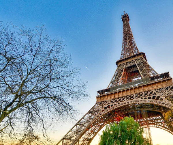 Eiffeltornet i solnedgången, Paris - Frankrike — Stockfoto