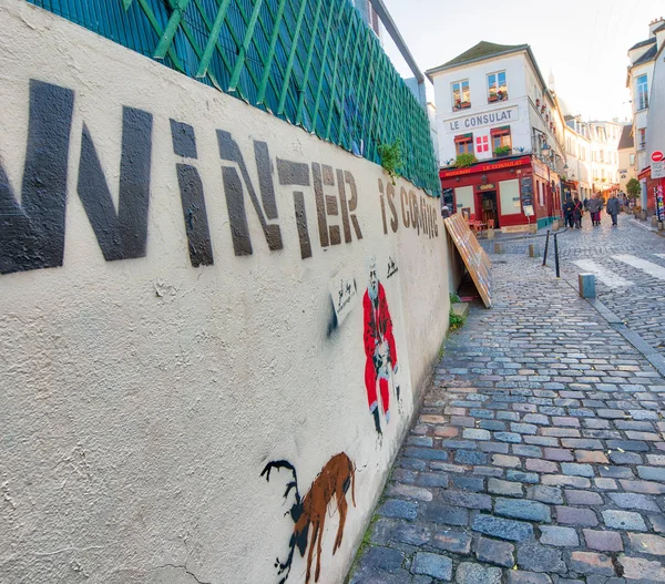 PARIS, FRANCE - DECEMBER 2012: Tourists visit Montmartre art dis — Stock Photo, Image