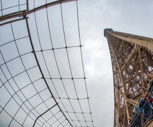 Paris, Fransa - Aralık 2012: Turist Eyfel Kulesi, geniş ziyaret — Stok fotoğraf