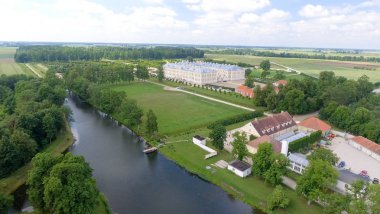 Güzel yaz kırsal Rundale Castl çevresinde havadan görünümü