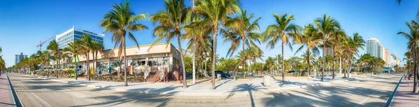 FORT LAUDERDALE - 25 DE FEBRERO DE 2016: Beach Boulevard en un soleado —  Fotos de Stock