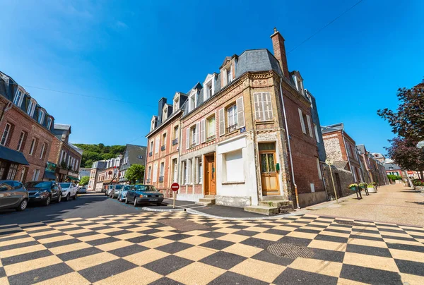 ETRETAT, FRANCE - JULY 2014: Tourists visit city center. This is — Stock Photo, Image