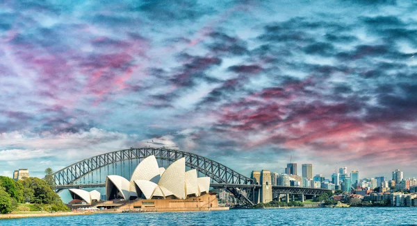 Сидней, Новый Южный Уэльс. Удивительный вид на закат с моста Харбур — стоковое фото