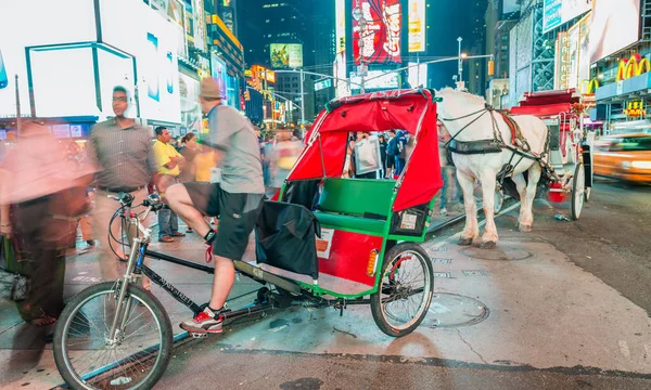 NEW YORK CITY - 15 IUNIE 2013: Turiști în Times Square noaptea — Fotografie, imagine de stoc