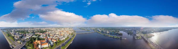 Riga, Letonya üzerinde gün batımı. Yaz sezonu havadan görünümü — Stok fotoğraf