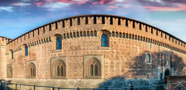 Zewnętrzne ściany zamku castello sforzesco (zamku Sforzów) w Mediolanie, ja — Zdjęcie stockowe