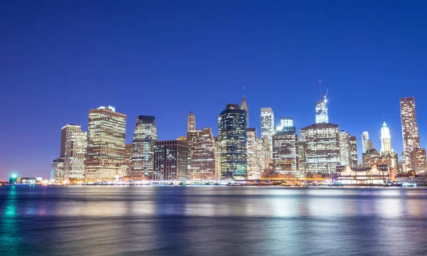 Riflessioni sul Lower Manhattan East River al tramonto - New York — Foto Stock