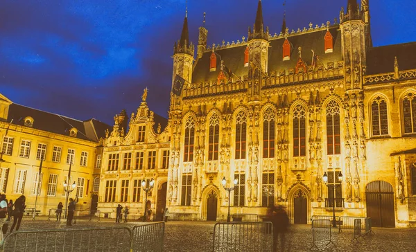 Bruges, Belgium - 2015 március: Turista látogat ősi középkori Bu — Stock Fotó