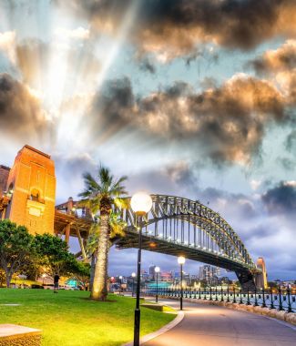 Sydney Harbour Bridge güzel manzarasına günbatımı gökyüzü, Austral ile